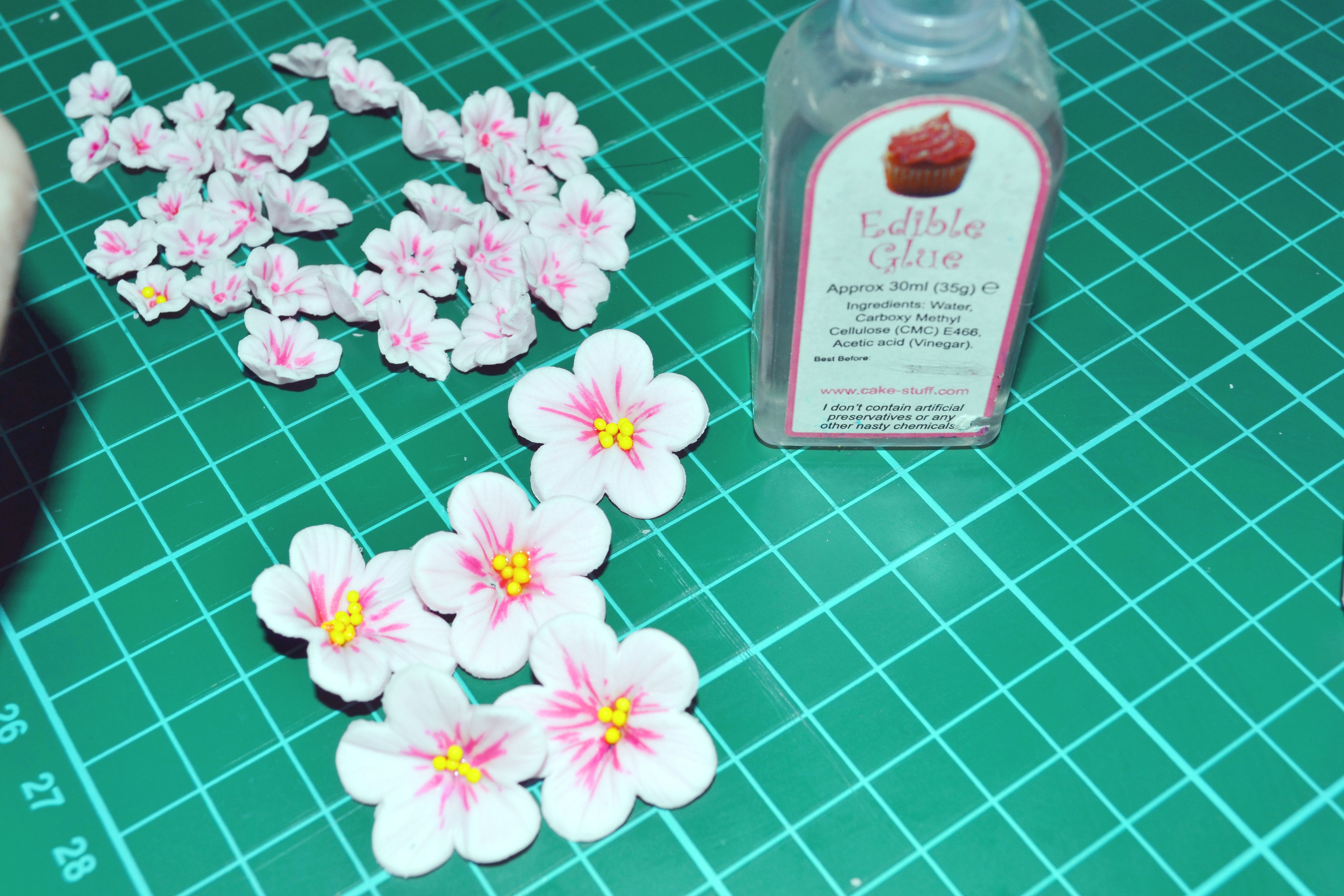 how-to-paint-fondant-flowers