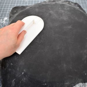 Cover the 12” cake drum with the black sugarpaste and leave aside to dry.